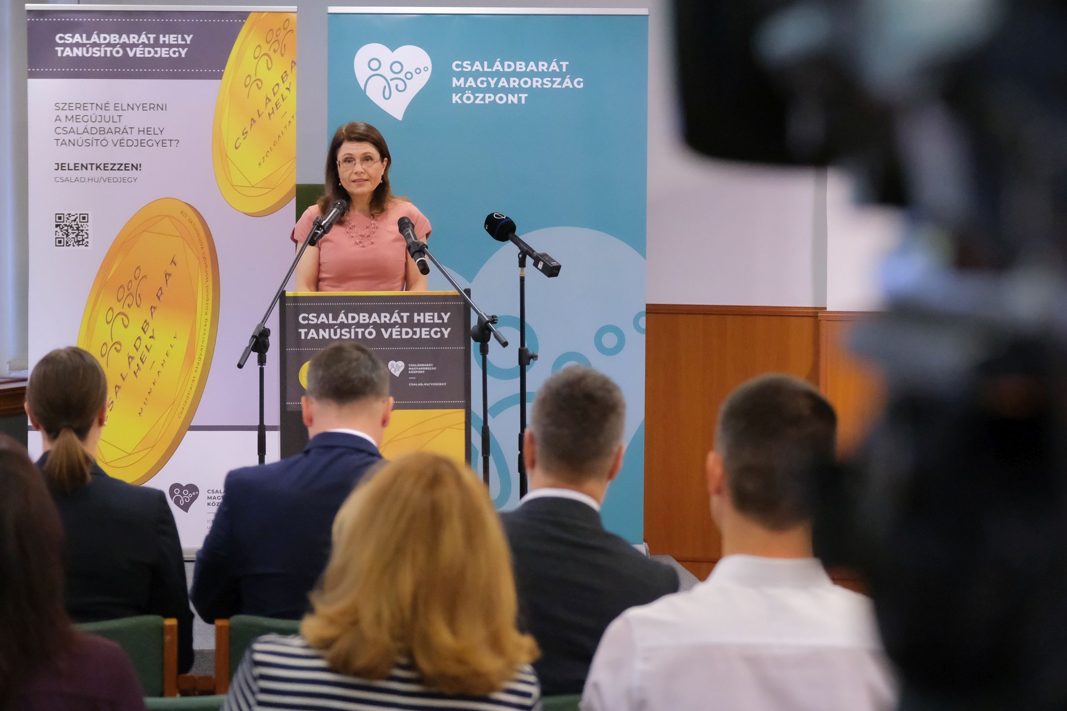 Pénzintézet, egyetem, autógyártás – családbarát módon – sajtószemle