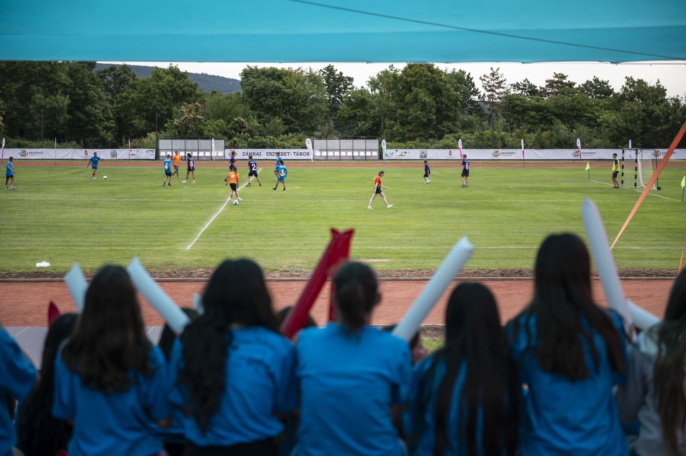 Futballpályát és futókört adtak át a zánkai Erzsébet-táborban