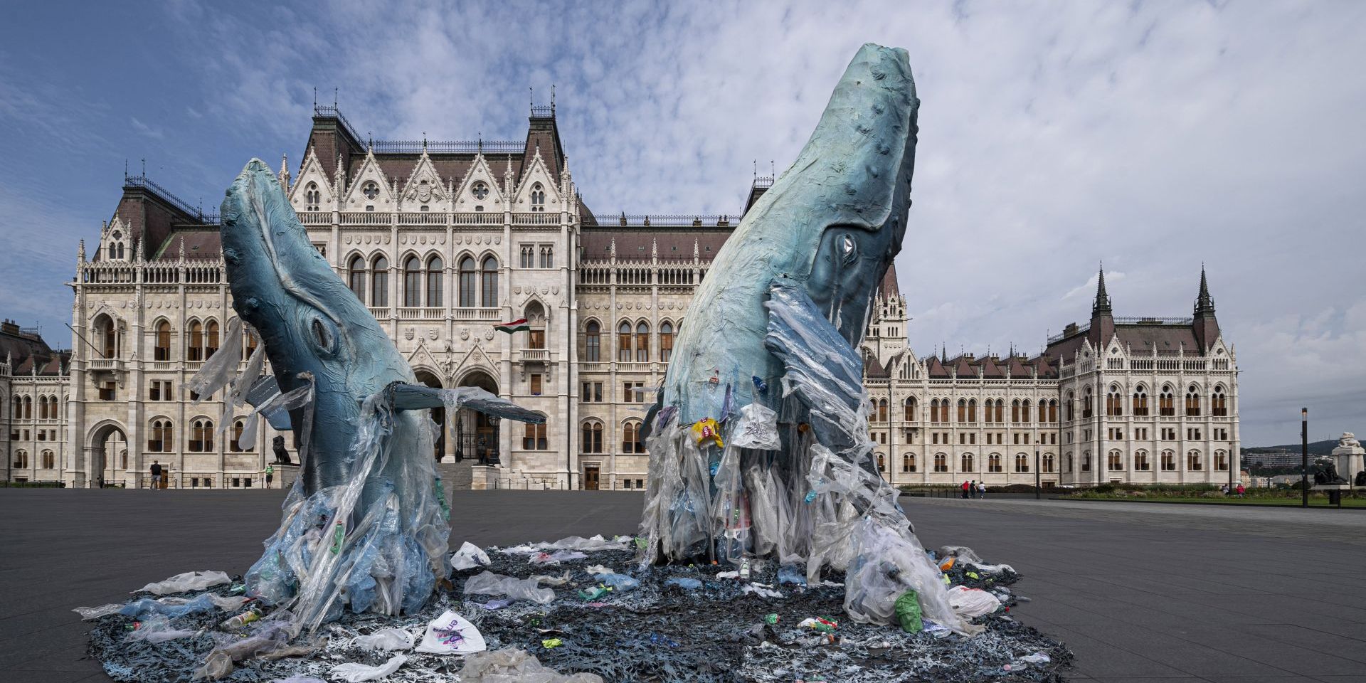 Életnagyságú bálnaszobrok a Parlament előtt