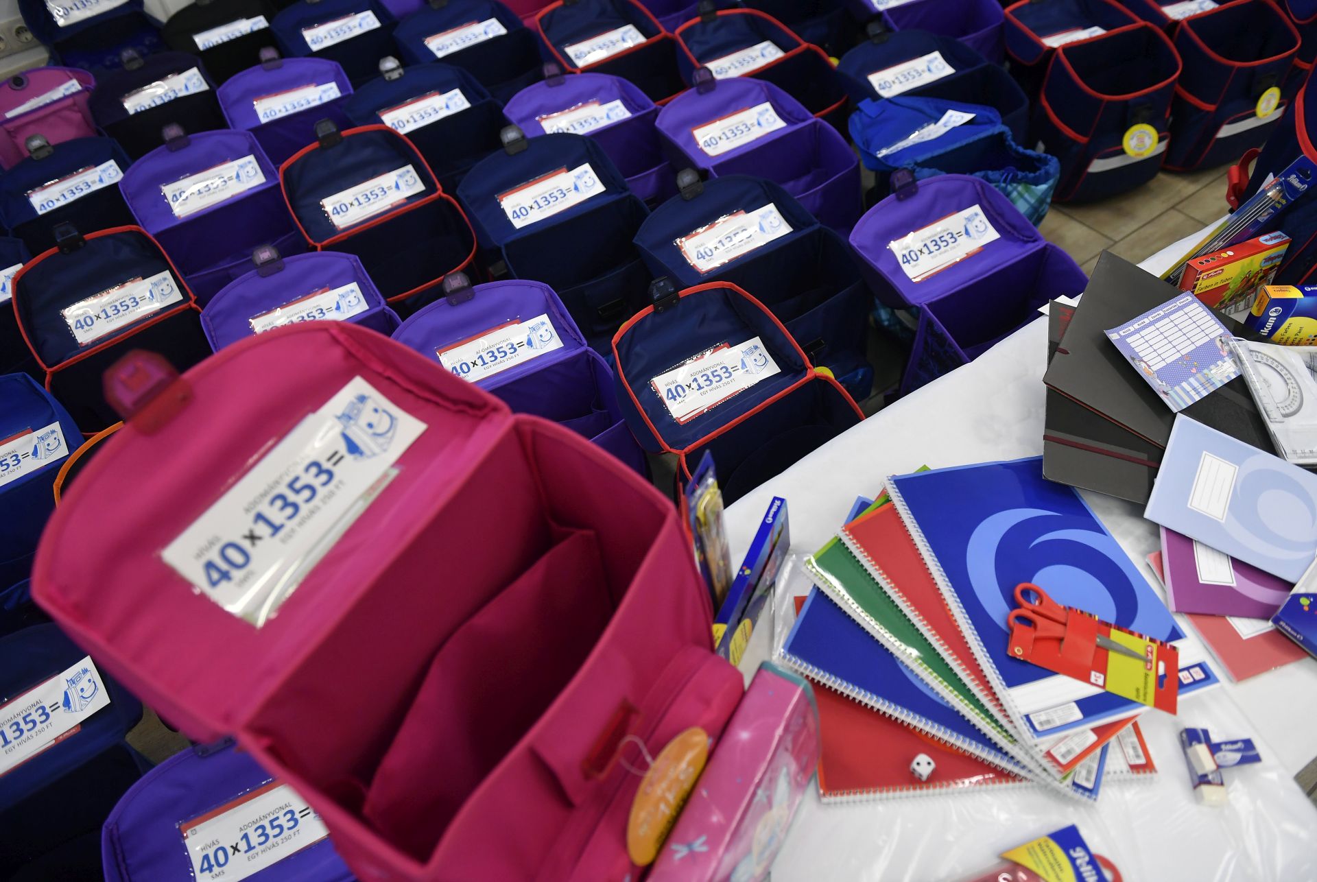 Megtölthetjük a rászoruló gyermekek iskolatáskáit