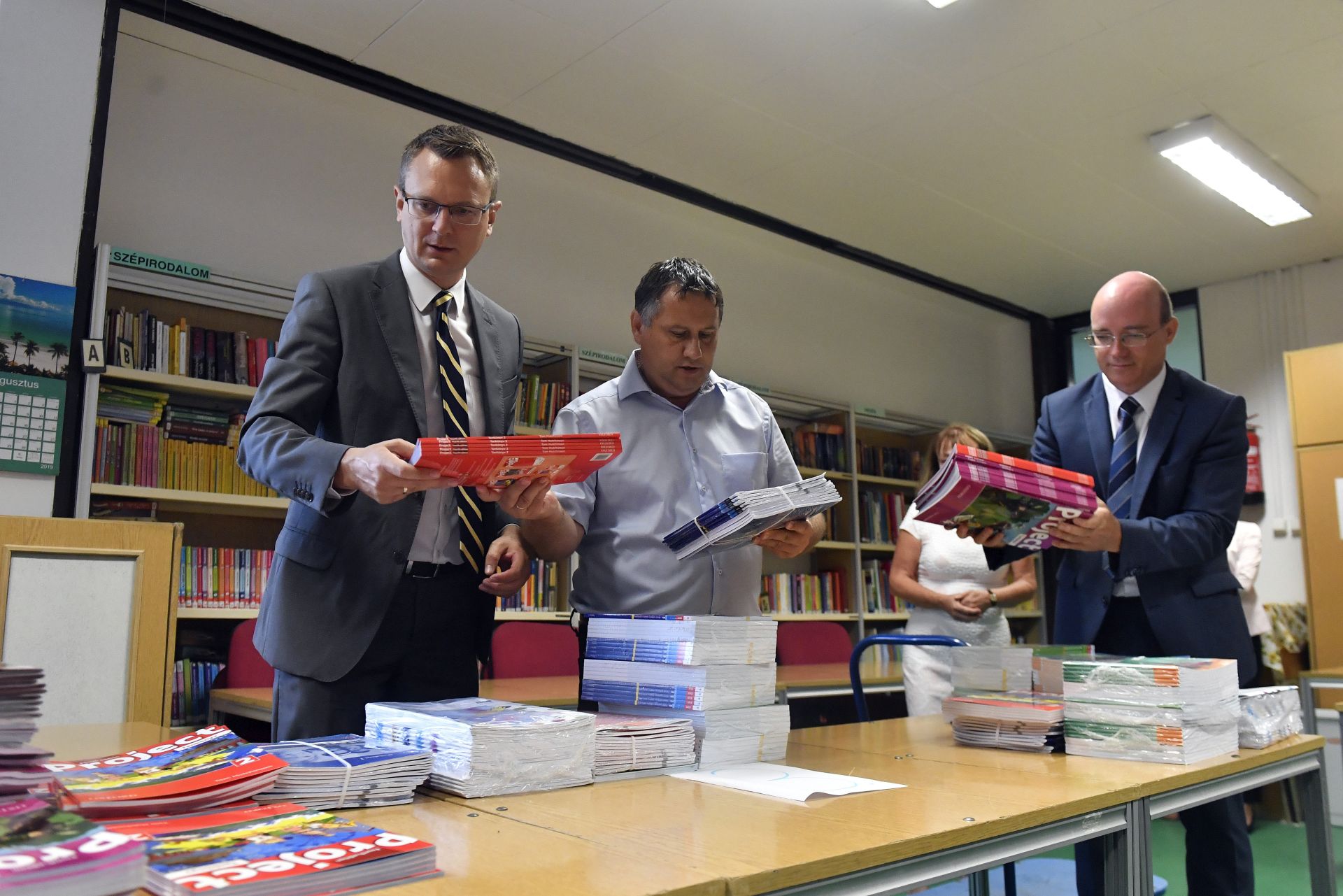 Indul az új tanév, segítséget kapnak a családok