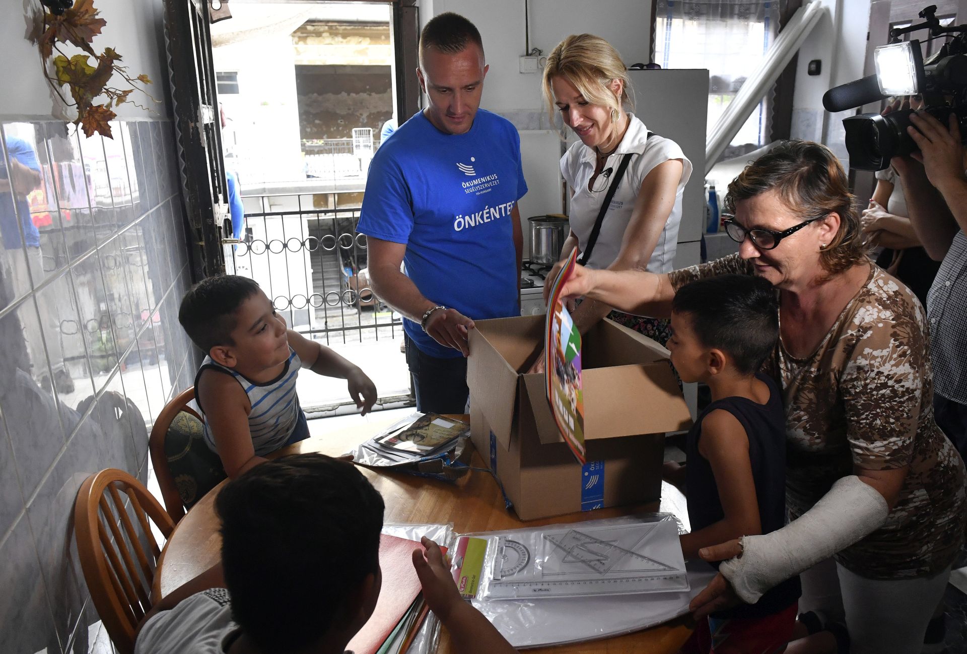 Tanszercsomagokat kaptak rászoruló gyerekek