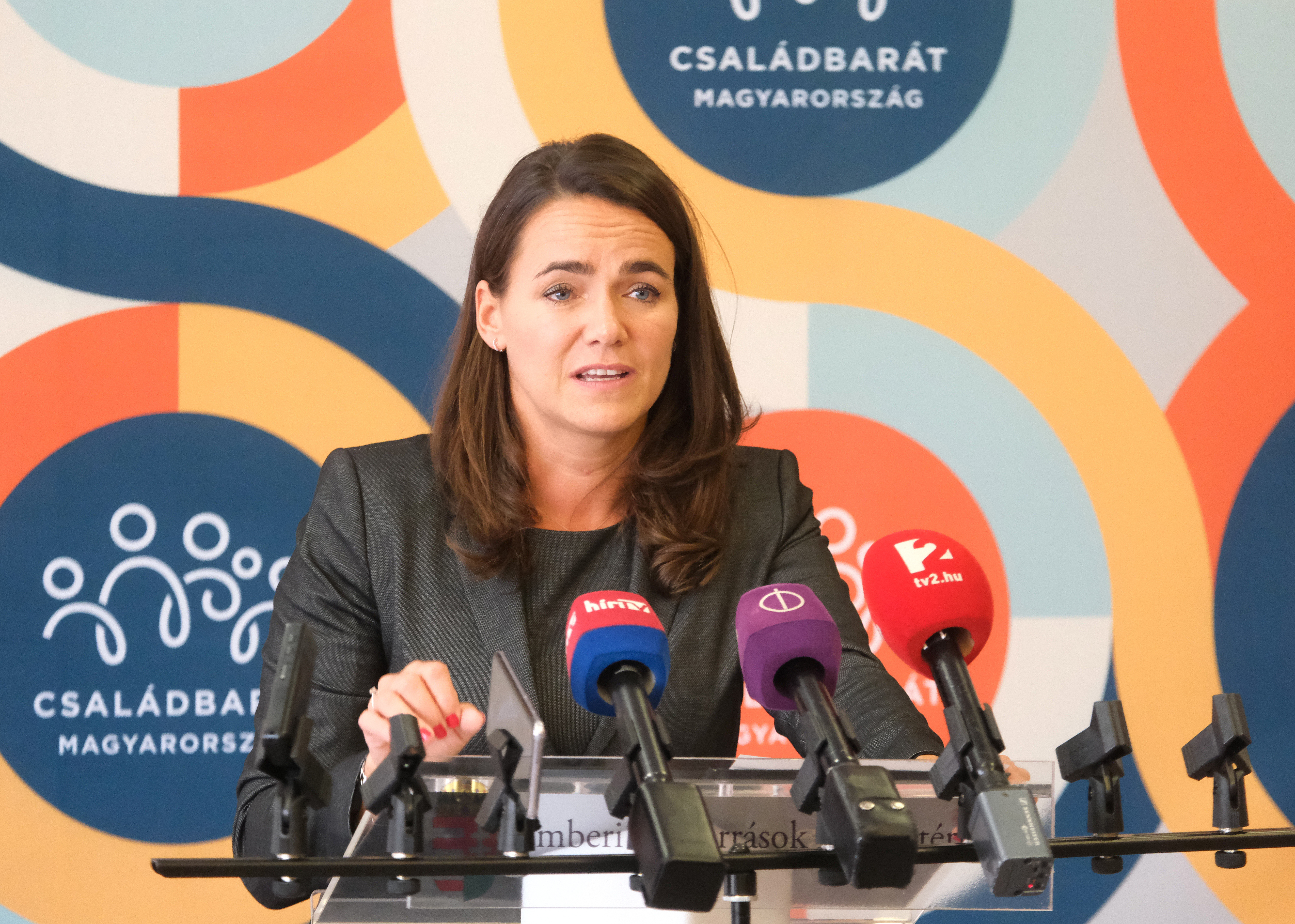 Eddig 1,5 milliárd forinttal támogatta a kormány a nagycsaládosok autóvásárlását