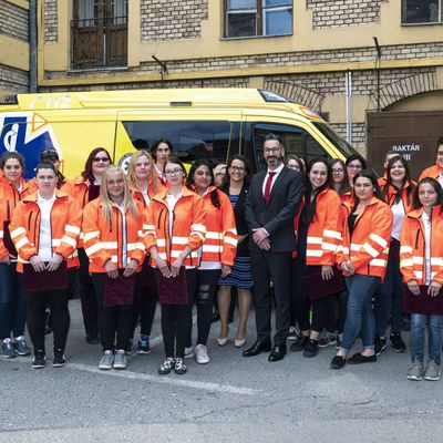 Önkéntes hősöket jutalmaztak a mentők
