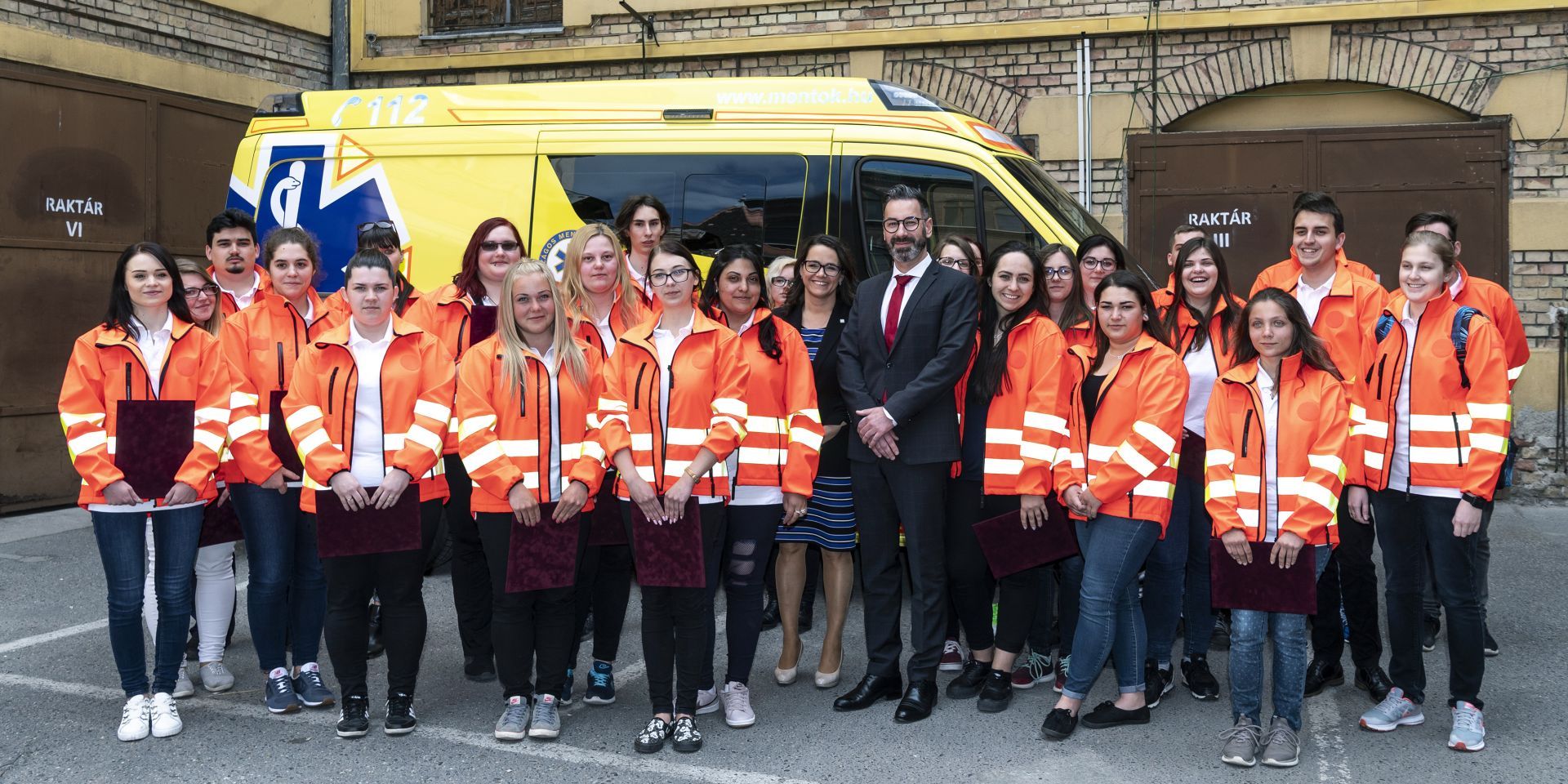 Önkéntes hősöket jutalmaztak a mentők