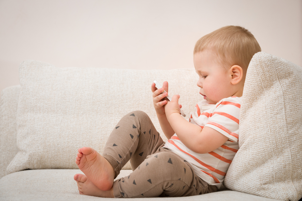 Már a kétévesek fele "kütyüzik"