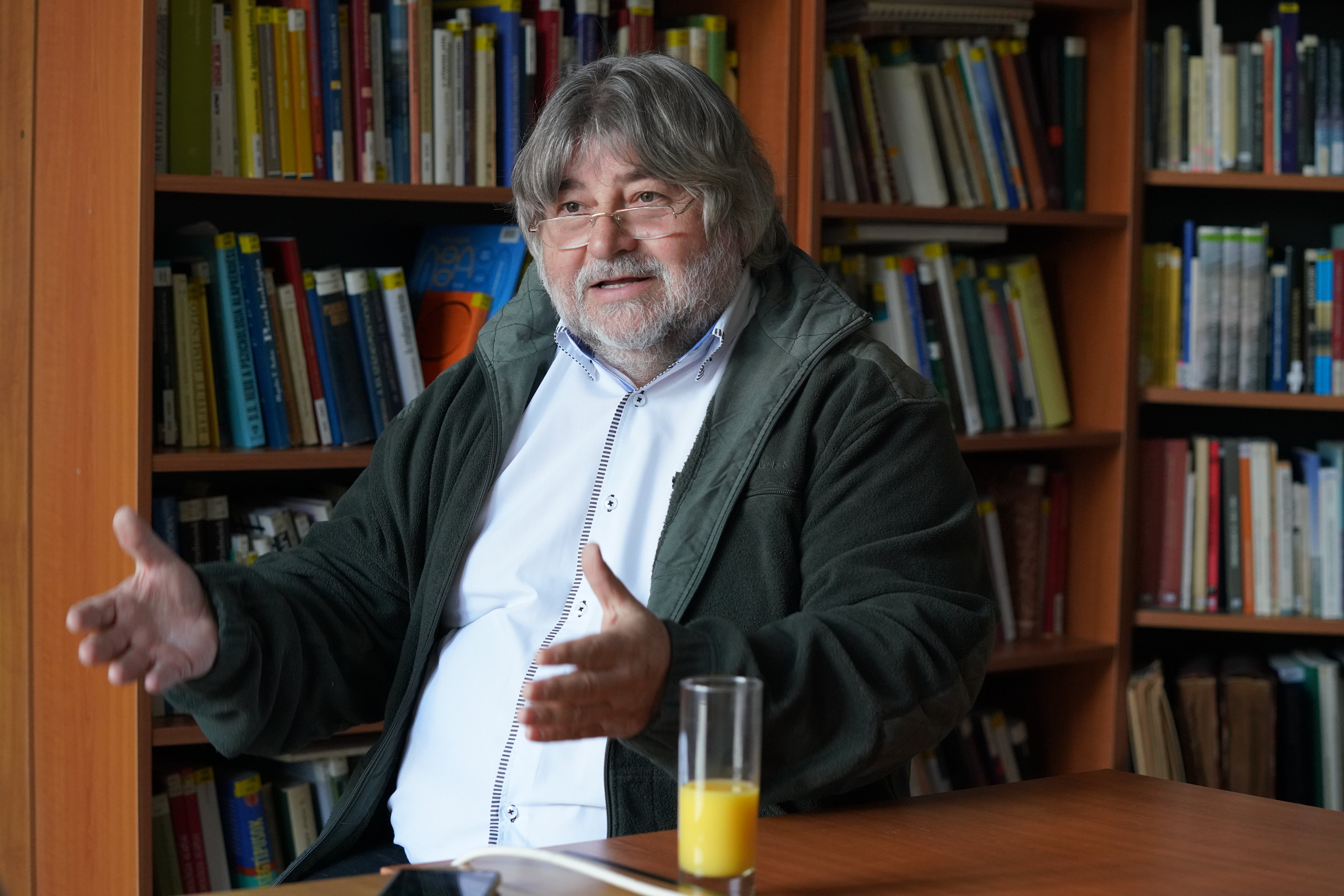 „Nekünk kötelességünk a magányt oldani” – éjjel-nappal hívható a lelki elsősegély