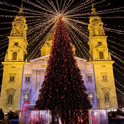 Európa kedvence a bazilika előtti karácsonyi vásár
