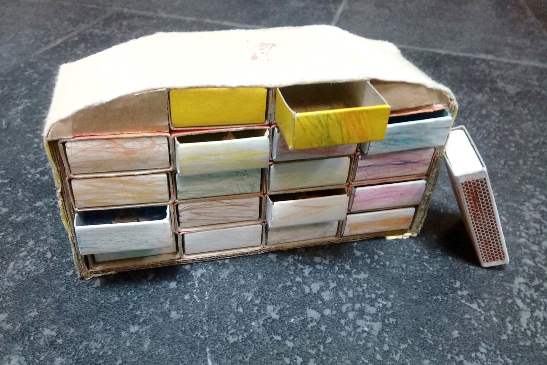 Gyufásdoboz bármitartó