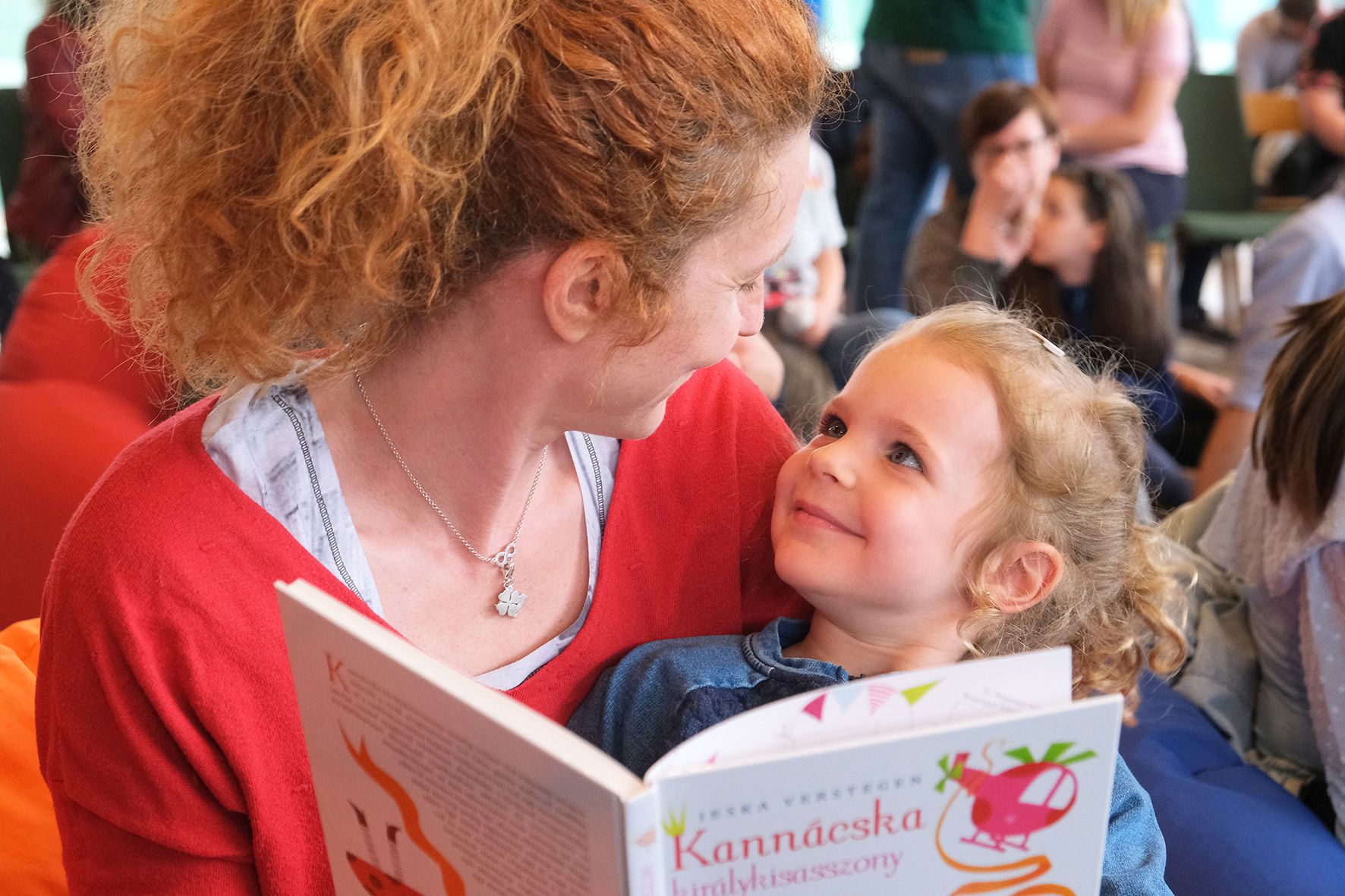 A segítség könyvben érkezik