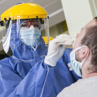 Kiderülhet, mikor ér véget a járvány – Országos koronavírus szűrővizsgálat indult  