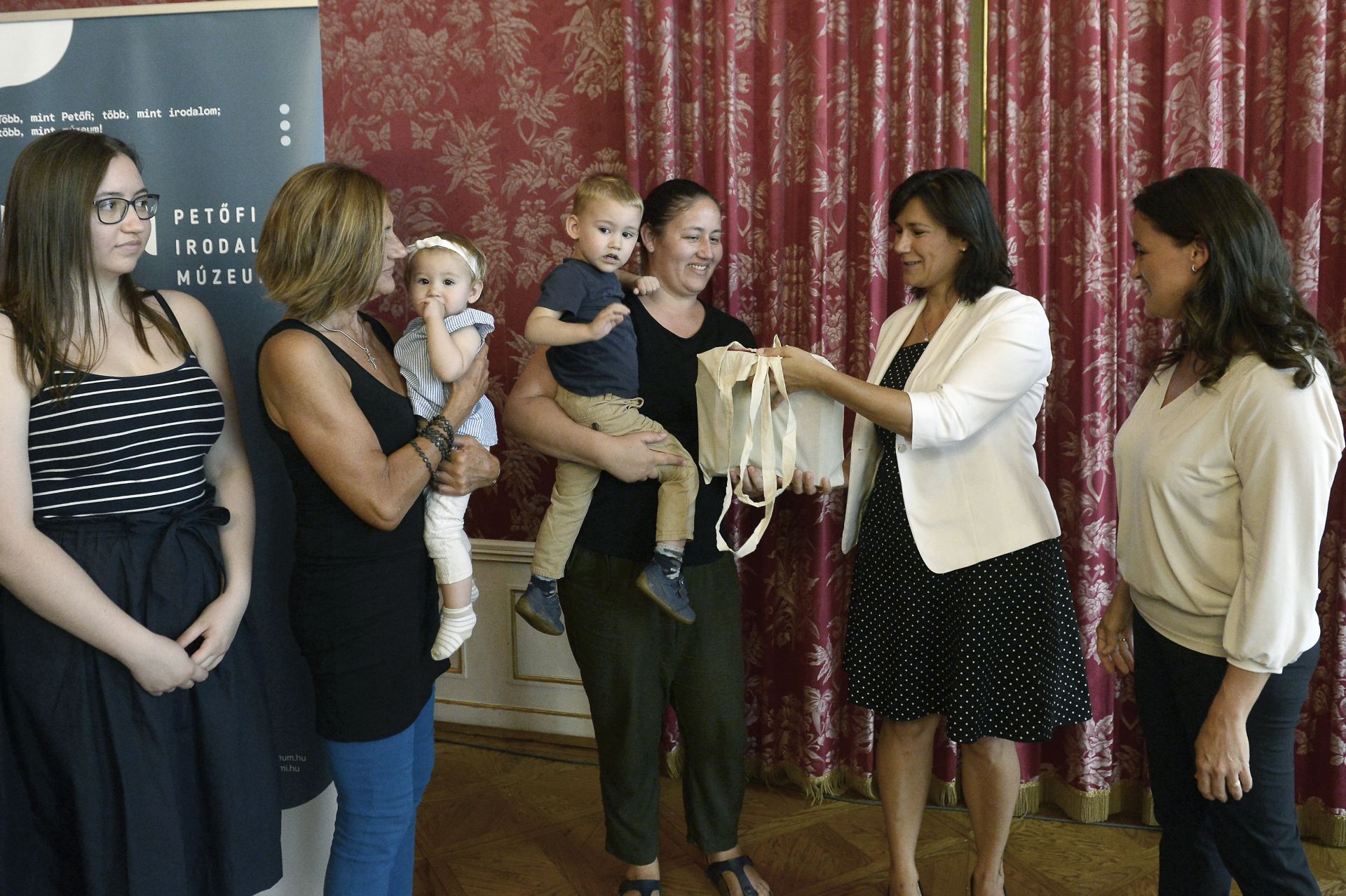 Több ezer könyvet kapnak családok