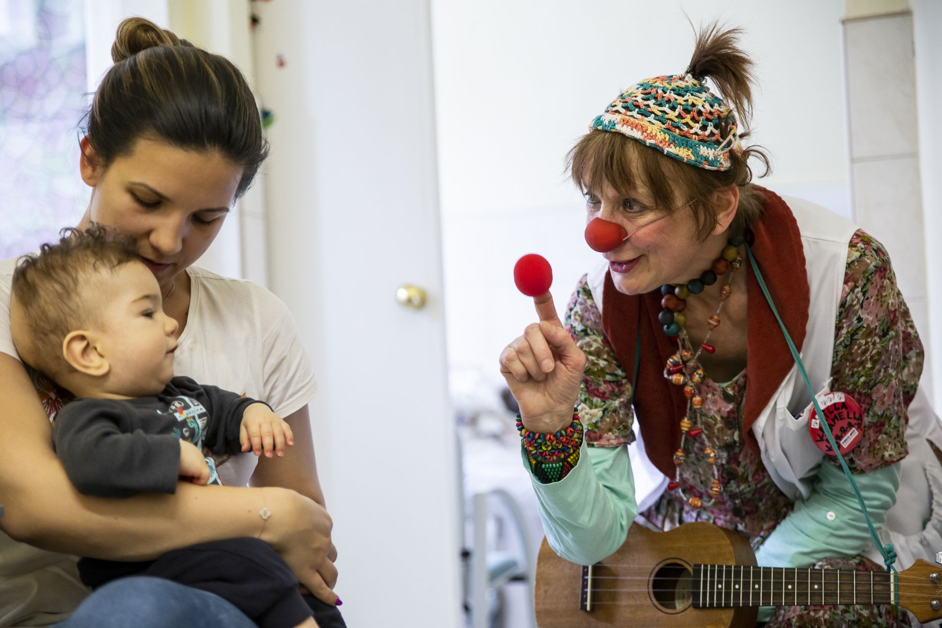 VirágcsokORR-ral köszöntötték az ápolókat a Bohócdoktorok