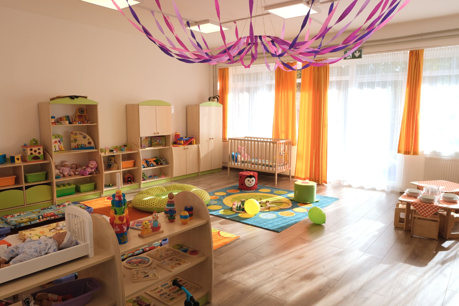 Az állam támogatást nyújt munkahelyi bölcsődék létrehozásához