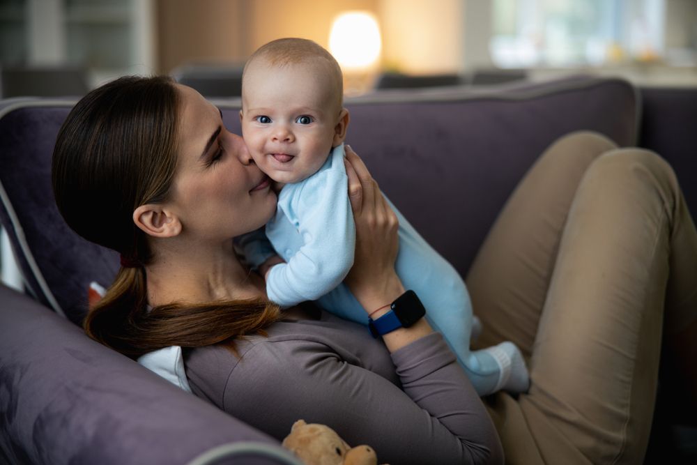 Szja-mentességet kapnak a 30 év alatti anyák, marad a Babaváró