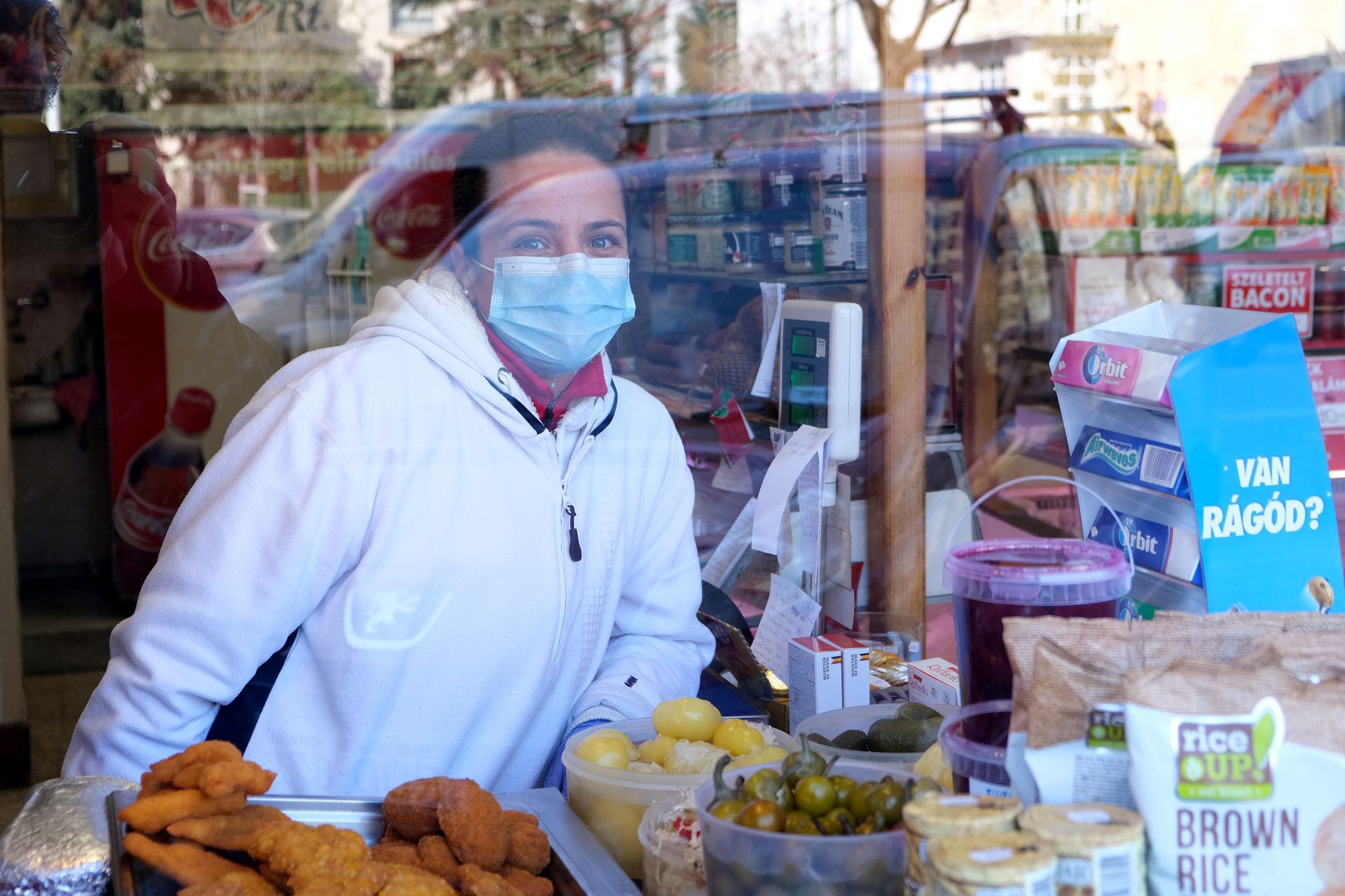 Megszűnik a kötelező maszkhasználat 5,5 millió beoltottnál