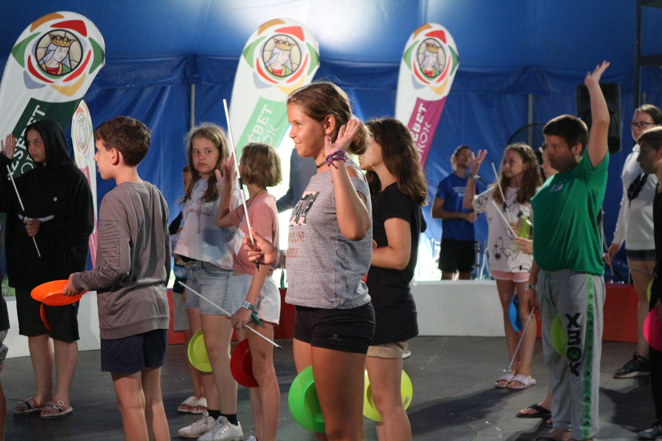 Zene, tánc és cirkusz az Erzsébet-táborokban