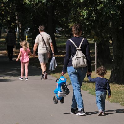 Örökbefogadás: a gyermekek esélye a teljes családra
