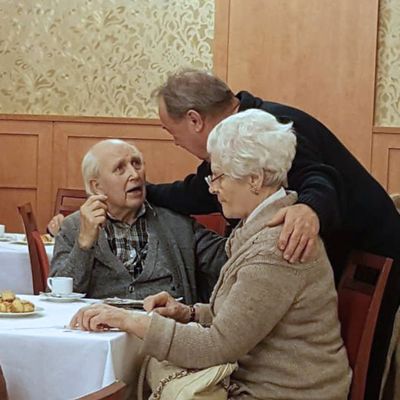 Szégyenkezés nélkül, sorstársak közt – egyre népszerűbbek az Alzheimer Cafék 
