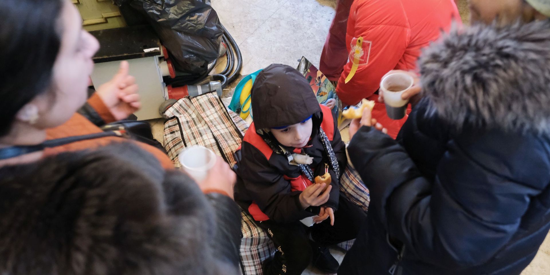 Szendvics, gyümölcs és gyereksarok is várja a menekülteket a Nyugati pályaudvarnál 